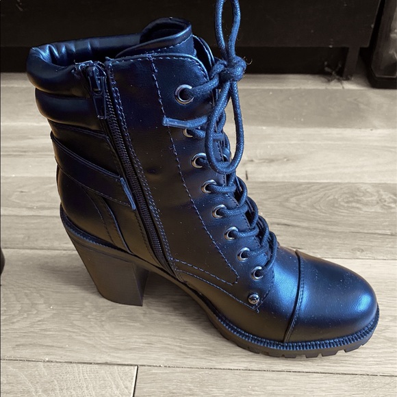 Beautiful black heeled Guess boots - Picture 3 of 3